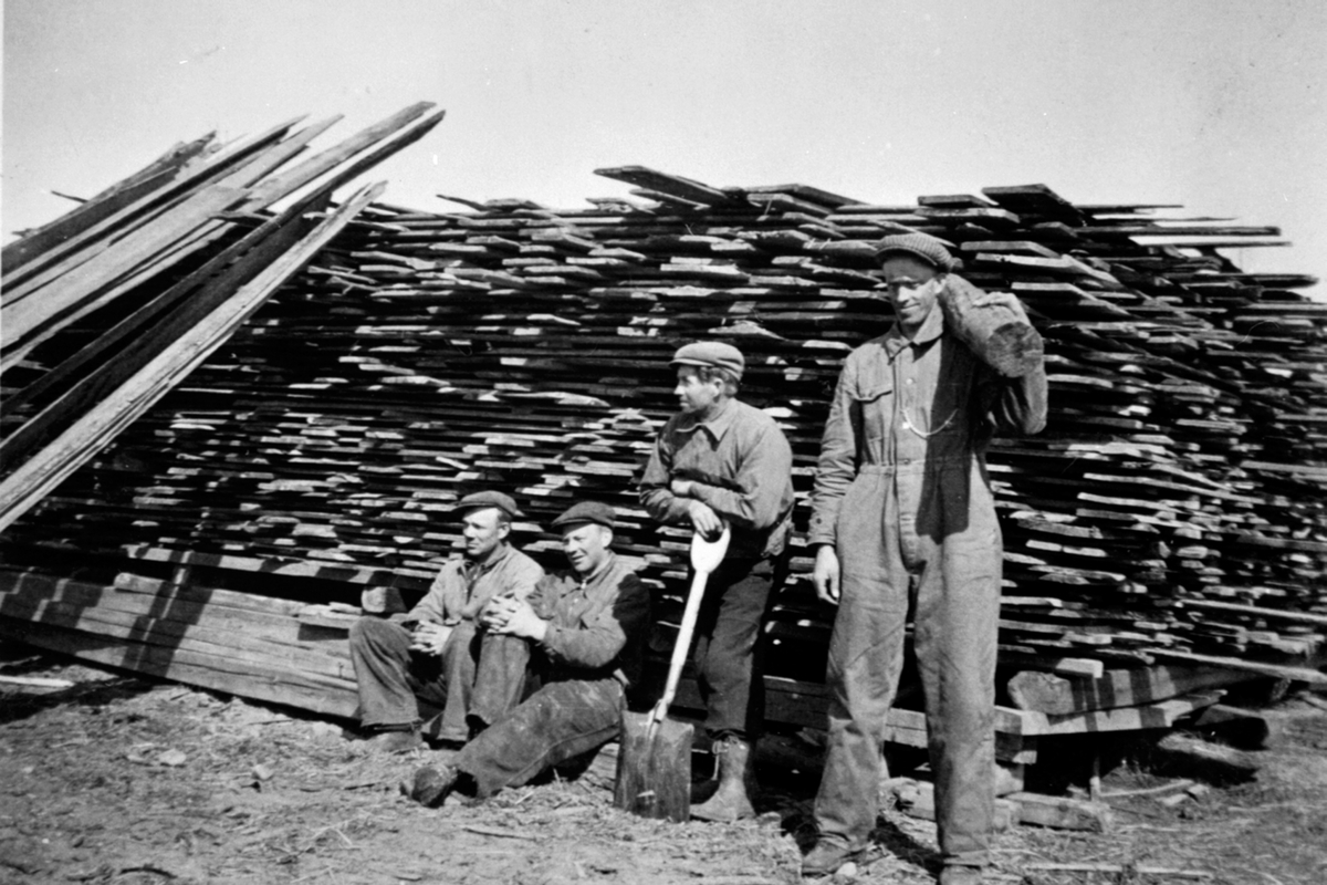 Anno Domkirkeodden, Opprydding, Strandsaga, Berger Langmoen A/S. Gruppe arbeidere. Fra venstre er Karl Strand, Paul Myhre, Georg Holter, Olaf Kjelsrud