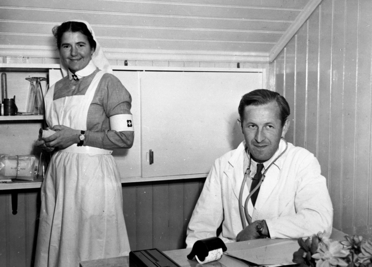 Anno Domkirkeodden, Berger Langmoen A/S, Brumunddal. Bedriftssykepleier, helsesøster Ruth Smerthu og bedriftslege dr. Sigurd Backe.