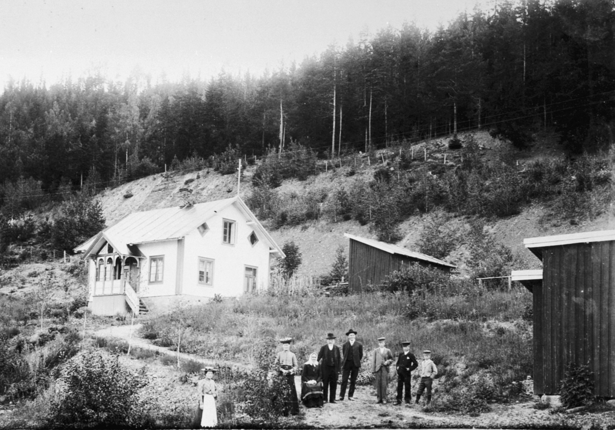 Anno Domkirkeodden, Eksteriør, Bergestuen, Bergheim, Veldre. I bakgrunnen pågår bygging av Dovrebanen. Folk i forgrunn.