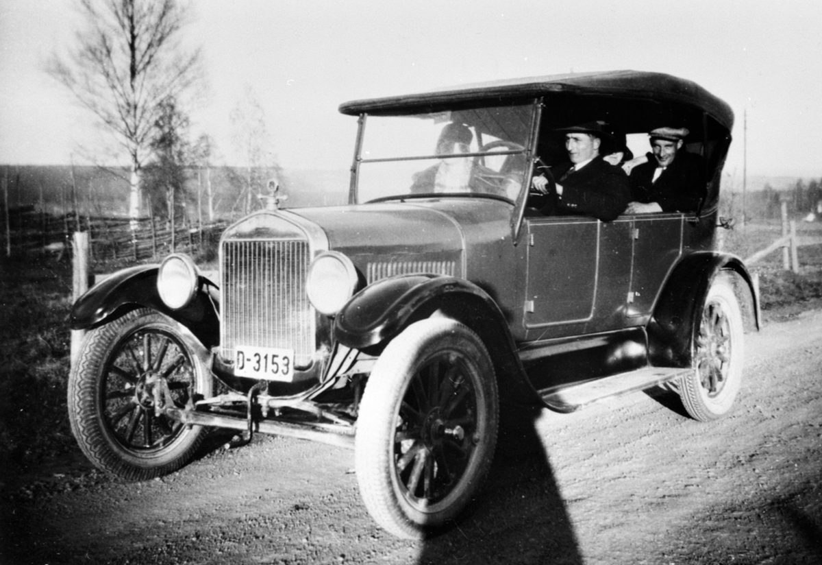 Anno Domkirkeodden, Bil med kalesje, Ford T, 1926-27 modell, D-3153, Sørum østre, Veldre, Ringsaker.
