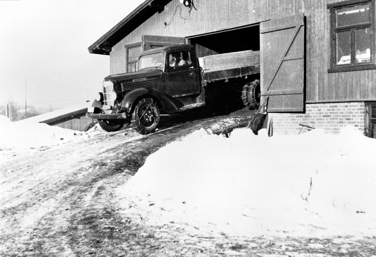 Anno Domkirkeodden, Lastebil, en Dodge modell 1937-38 ved potetmelfabrikken, Brumunddal.