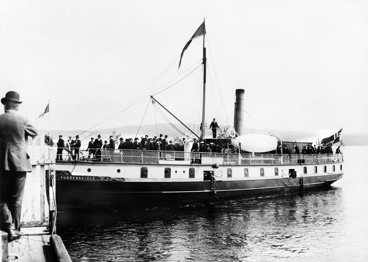 Anno Domkirkeodden, Mjøsbåten D.S: Tordenskjold ved Ringstrand brygge, Ringsaker.