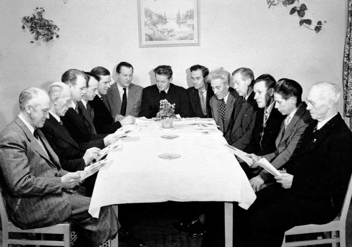 Anno Domkirkeodden, Hagebrukslagets studiering på Kvernkallen kafe, Brumunddal. Fra venstre er Martin Mæhlum, Odd Opsahl, Thor Ulven, Johs. Hovelstuen, Arne Haave, Birger Theodorsen, studieleder gartner Bjarne Høgsveen, Olaf Moskaug, Anton Linnerud, Thorbjørn Ulven, Ole Pram, redaktør for Hagen vår Peder Simensen, Kar…