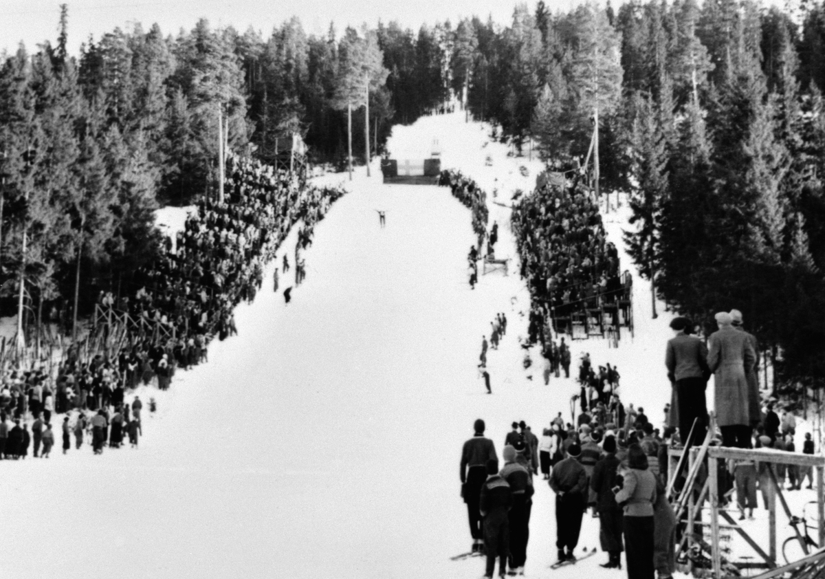 Anno Domkirkeodden, Finlandsrennet i Furubergbakken, Furnes, Ringsaker. Mye publikum.