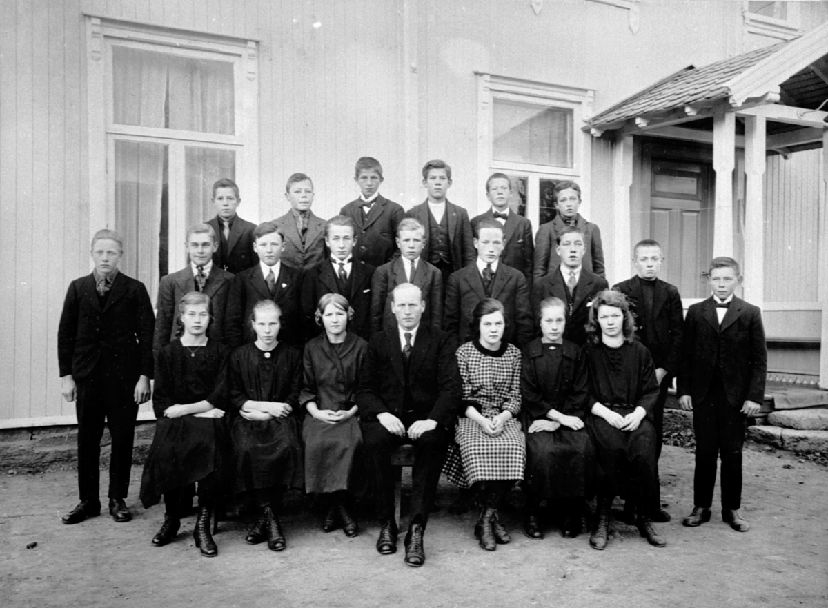 Anno Domkirkeodden, Elever og lærer ved Ringsaker fortsettelsesskole, Jølstad, Gaupen, Ringsaker. Se reg. skjema for navn.
