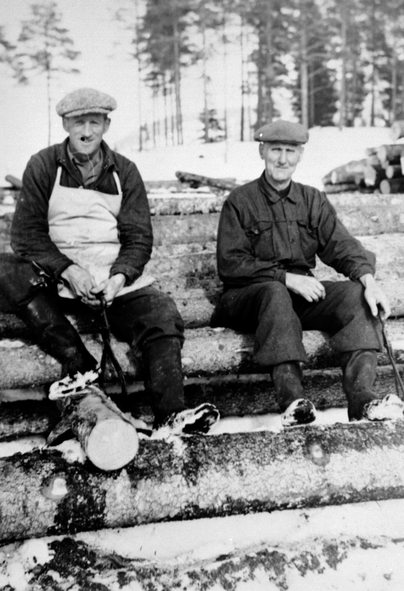 Anno Domkirkeodden, 2 sagbruksarbeidere på tømmerlunne ved Buvika sag, Næroset, Ringsaker. Erling Bye og Jørgen Olsen.
