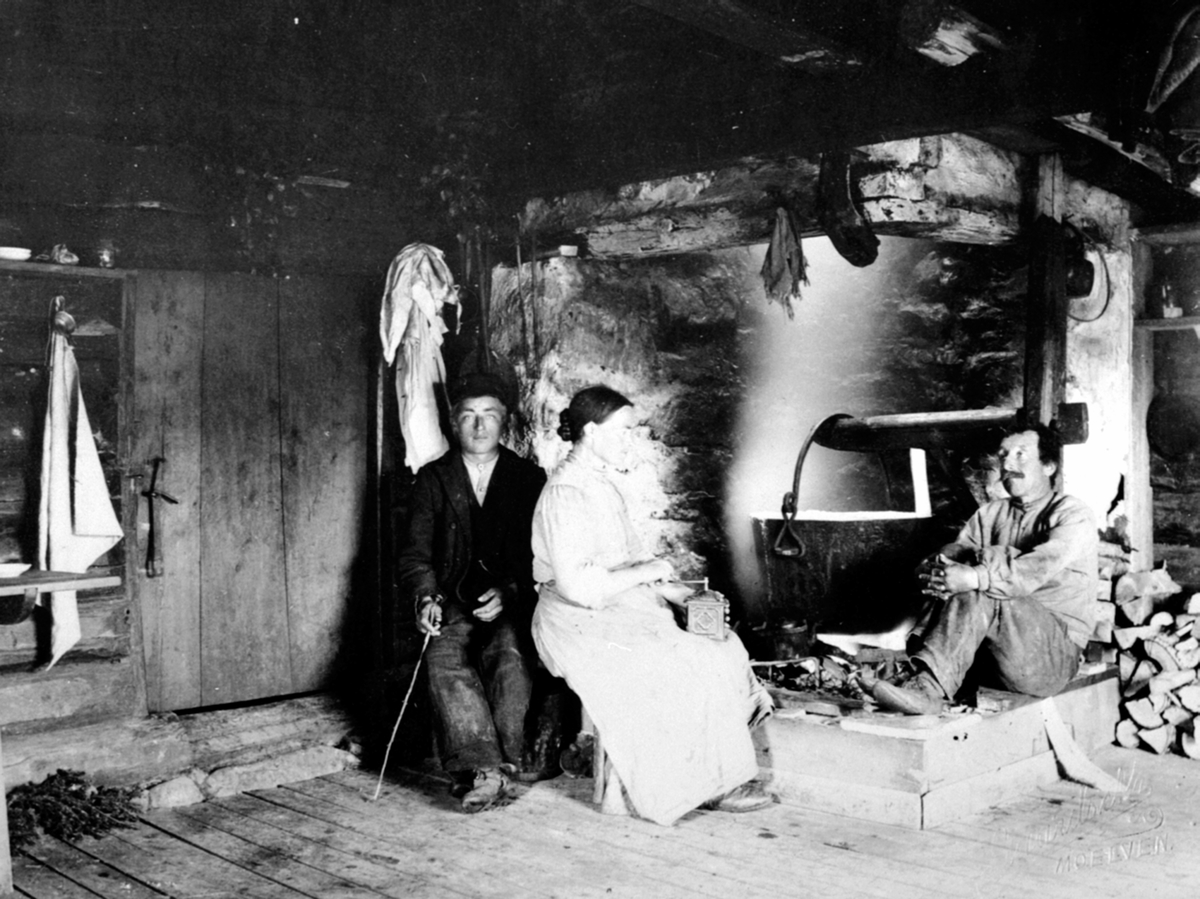 Anno Domkirkeodden, Interiør, seterhus, Bårdseth nedre sin seter på Gammelskolla. Fra venstre er Martin Bjørklund f.1880, Berthe Bjørklund f.1851 med kaffekvern, Peder Bjørklund f.1854.