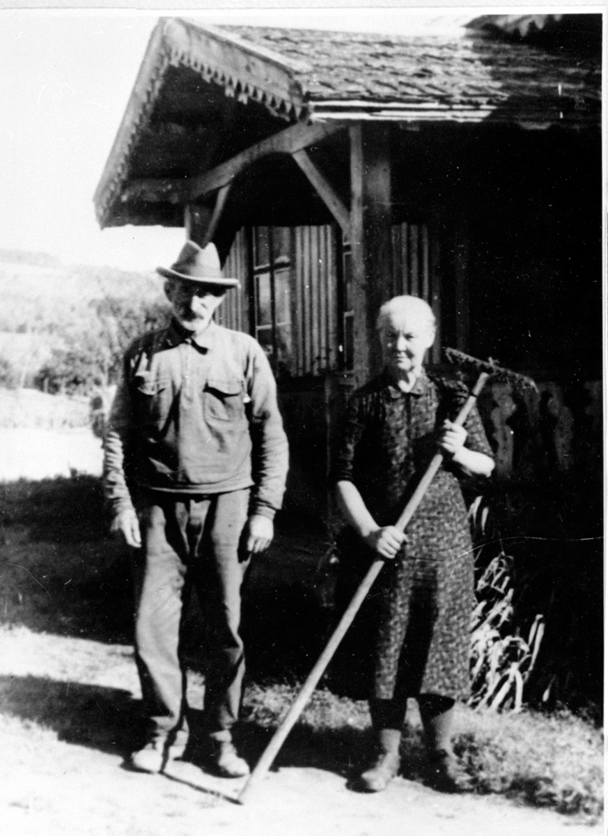 Anno Domkirkeodden, Hans Pålsrud og Maria Pålsrud på Pålsrud, plass under Løken gård langs Præstvægen, Rudshøgda, Ringsaker.