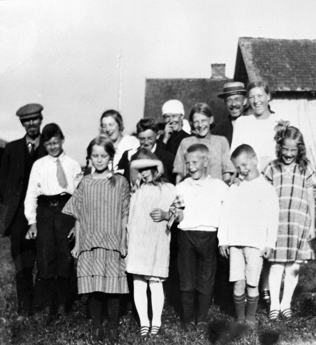 Anno Domkirkeodden, Voksne og barn utenfor Prøysenstua, Ringsalker. Foran fra venstre er Borghild Larsen, Olaug Strandli, Alf Olafsen Prøysen, Nils Strandli, Elinor Strandli. Andre rekker er Even Blindingsvolden, Johan Kusveen USA, Margit Olafsen, Hanna Stensåsen. Tredje rekker er Andreas P. Harby, Marie Olafsen, Juli…