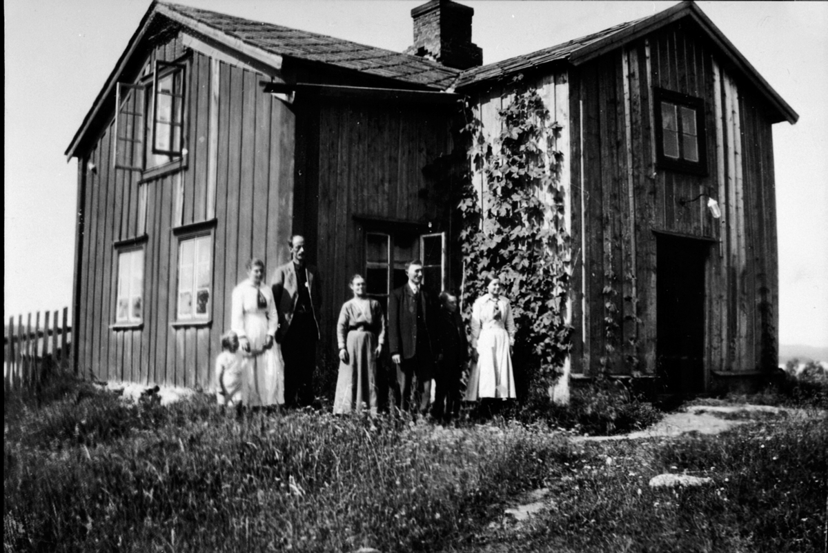 Anno Domkirkeodden, Eksteriør, Åsbrein, Brenna nordre og lille, Åsmarka, Ringsaker. Foran huset er fra venstre Kjell Grythe, Anna Skaug, Ole Skaug, Oline Aasbrein, Johs. Aasbrein, Syver Aasbrein, Helga Aasbrein.