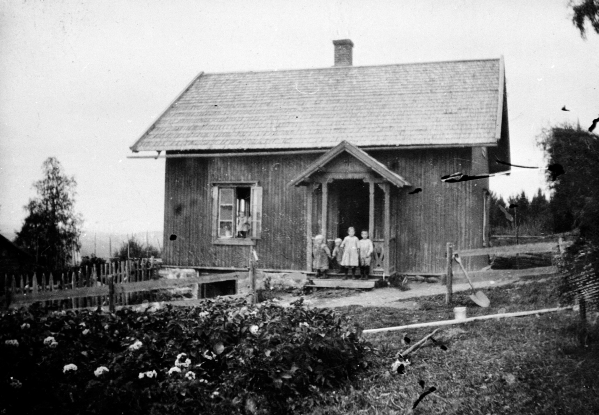 Anno Domkirkeodden, Eksteriør, Lundby, Åsmarka, Ringsaker. Barn ved inngangsdøra og i vinduet.