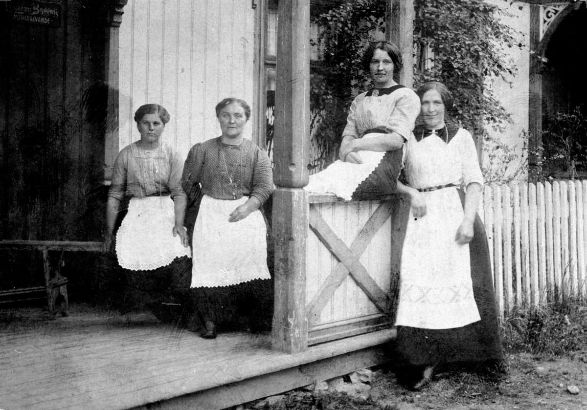 Anno Domkirkeodden, 4 serveringsdamer fra Åsmarka, Ringsaker. Militært arrangement på Jørstadmoen ved Lillehammer. Nummer 1 fra venstre er Anna Aasbrein gift Skaug.
