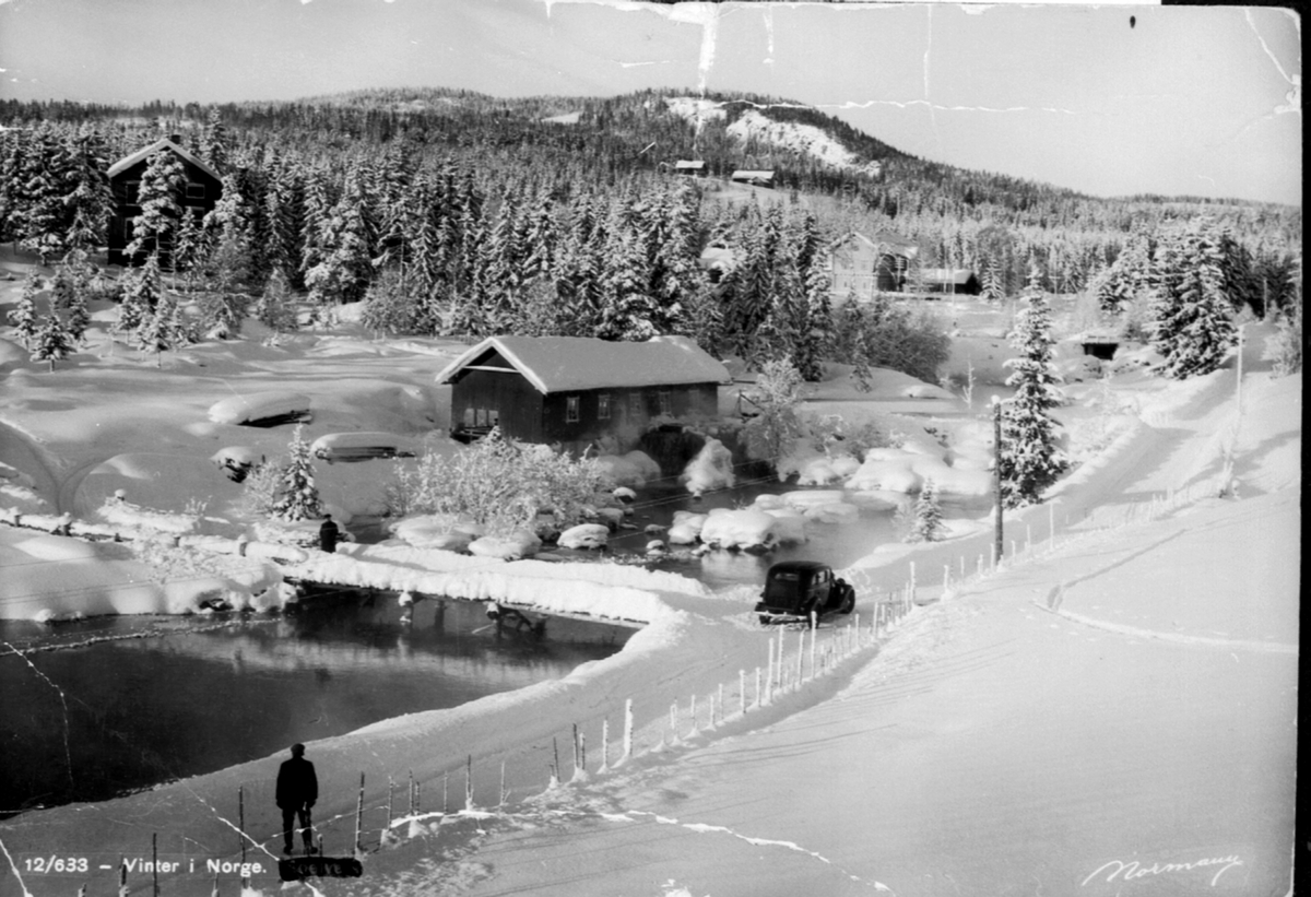 Anno Domkirkeodden, Parti fra Næroset. Vinter. Bak til venstre er Fagernes skole, Godthåpsaga, Nærvang forsamlingslokale. Mann med snøskuffe. Bil i vegen.