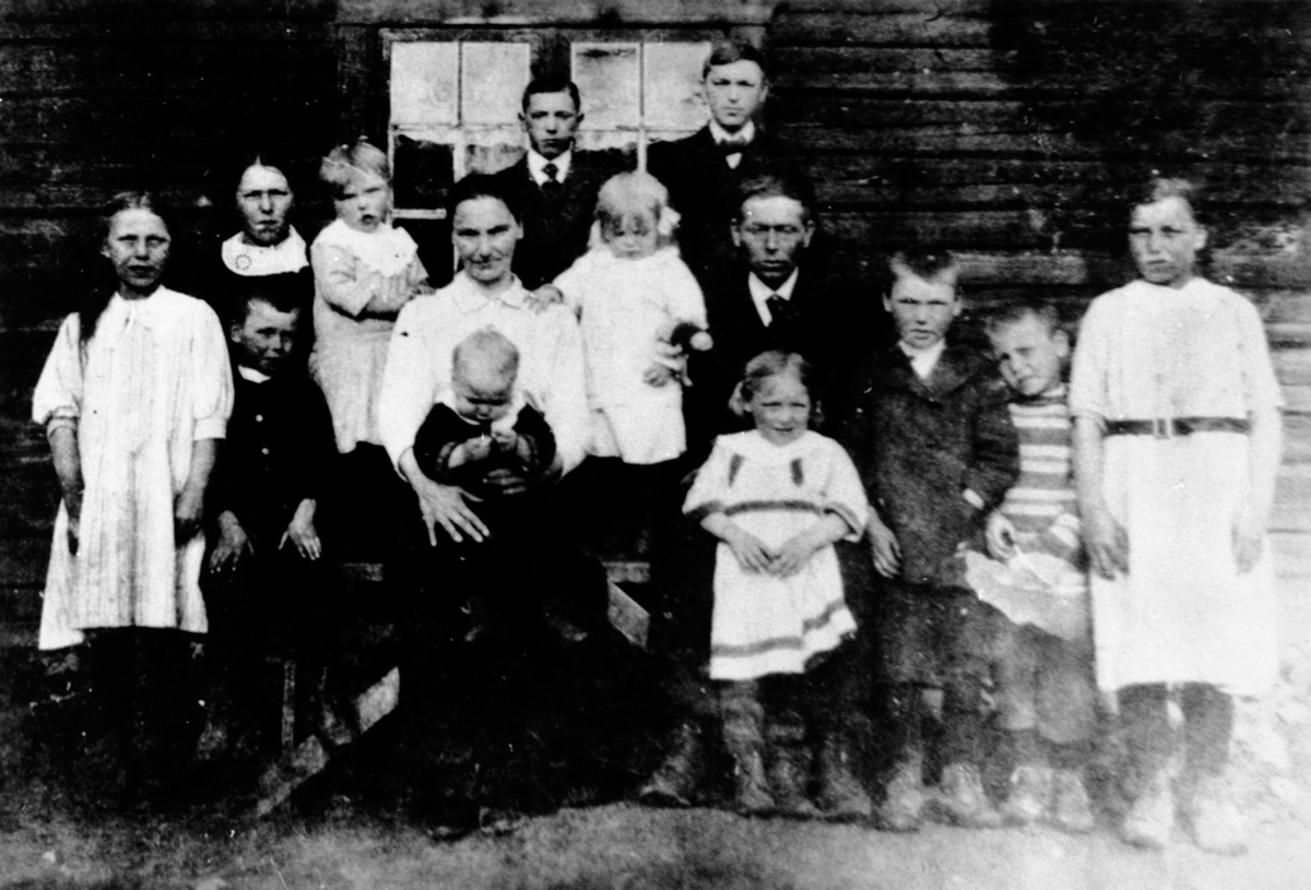 Anno Domkirkeodden, Familien i Vestli, Helgøya. De hadde 16 barn. Fotografert da de 2 eldste guttene skulle til USA. Far er Lars Olaussen Vestli f.1875, mor er Sofie Håkonsdatter f.1979.