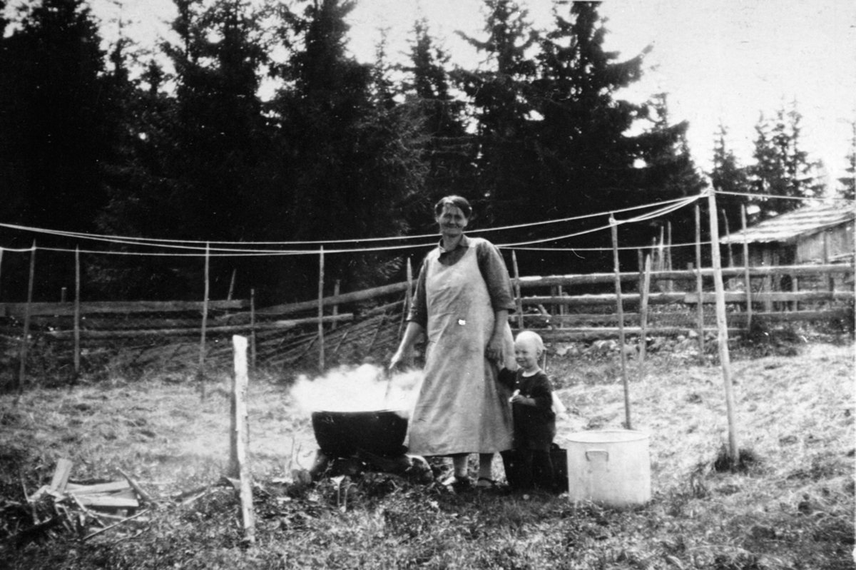 Anno Domkirkeodden, Marie Solheim f.1877 med klesvask i Sundshagen, Helgøya. Har med seg fosterbarnet Arne Bækkevold f.1925.