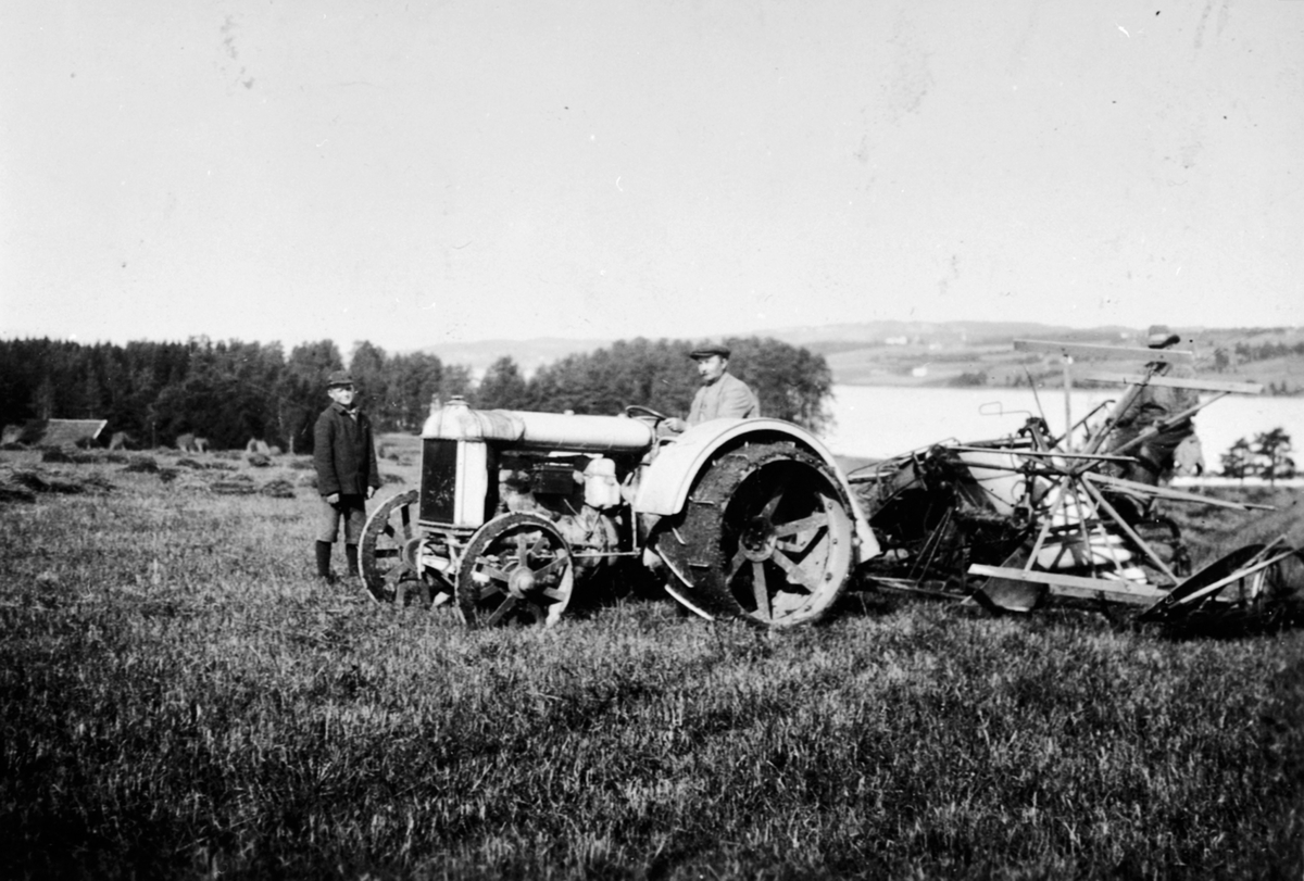 Anno Domkirkeodden, Våronn på Nedre Sund, Helgøya. Den første jerntraktoren på garden med selvbinder. På traktoren er Adolf Solheim f.1877. På selvbinder er Martin Jonsen Gaaserud (1877-1953).