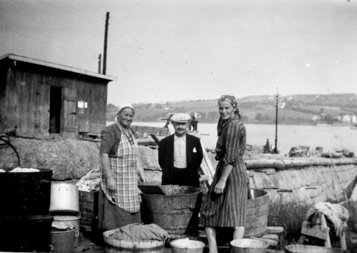 Anno Domkirkeodden, Klesvask ved Sundsbrygga, Helgøya. Fra venstre er Helga Sund (1891-1962), Adolf Solheim f.1877, Karen Røste (Sund) f.1917.