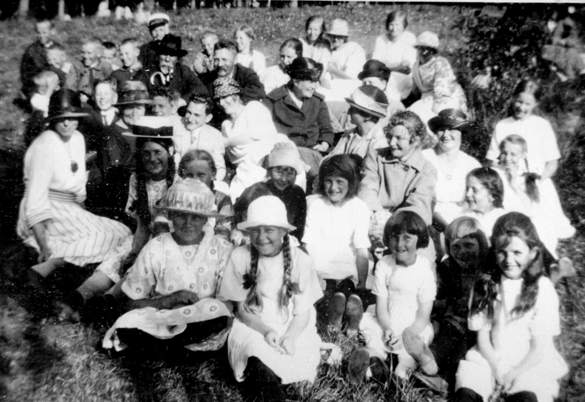 Anno Domkirkeodden, Ansatte på Toftes Gave med familie på St. Hansfeiring. Hovinsholmen, Helgøya.
