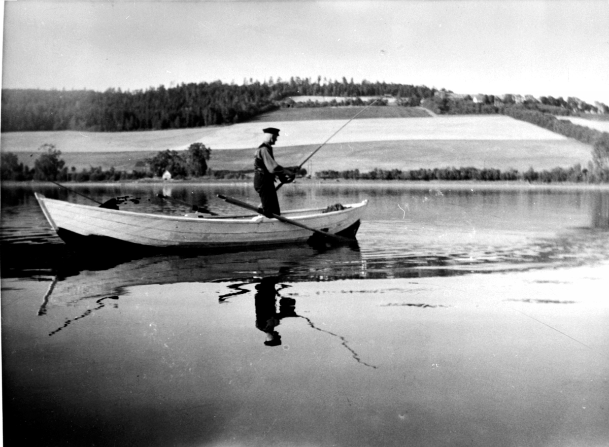 Anno Domkirkeodden, Mathias Moen var fisker og smed på Hovinsholm, Helgøya. Her på fisketur i robåt utenfor Hovelsrud.
