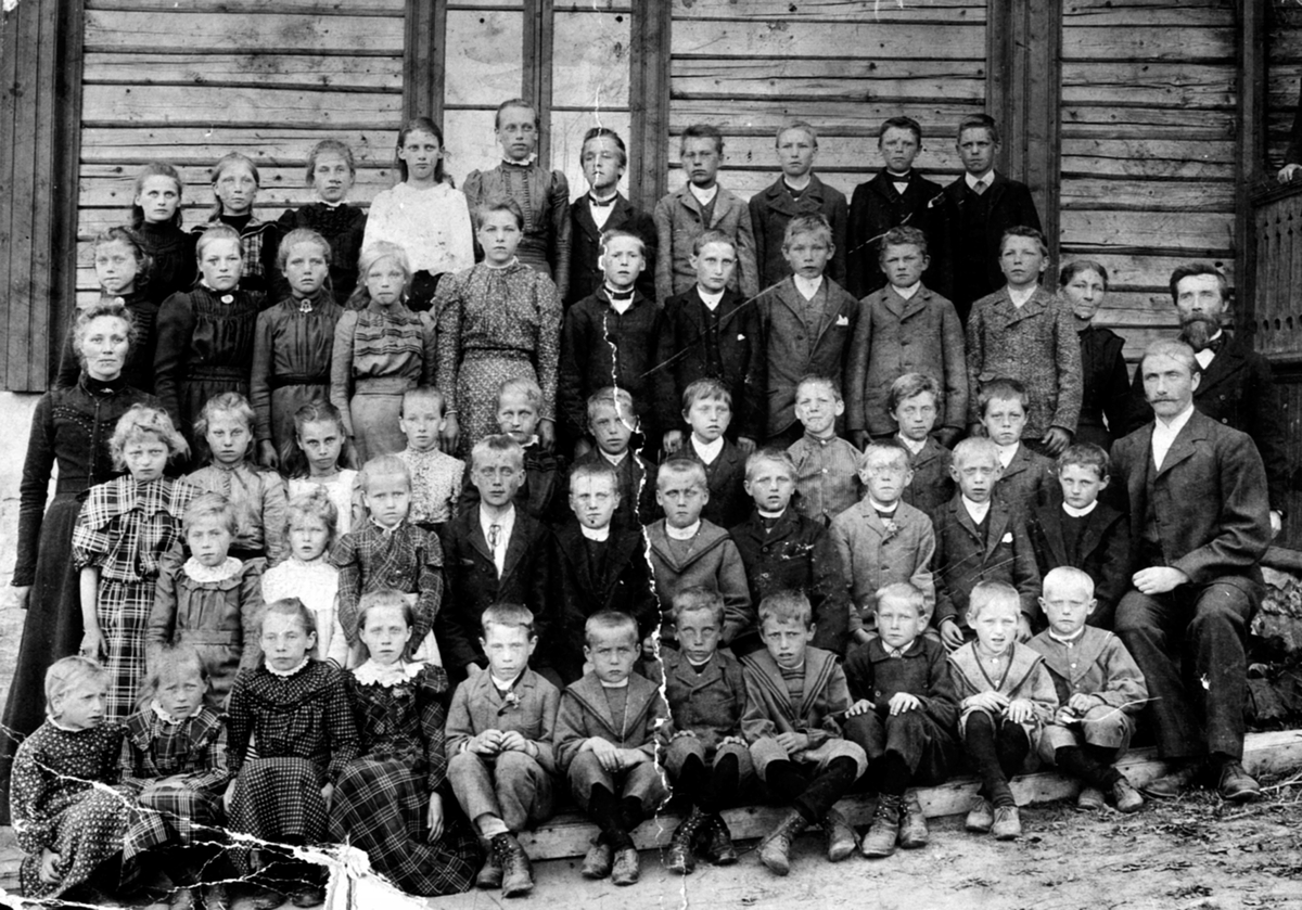 Anno Domkirkeodden, Stor gruppe elever fra Evenrud skole, Helgøya. Lærer Ole Gunerius Hansen (1847-1919) med skjegg, lærer Kristine Olsen f.1874 til venstre.