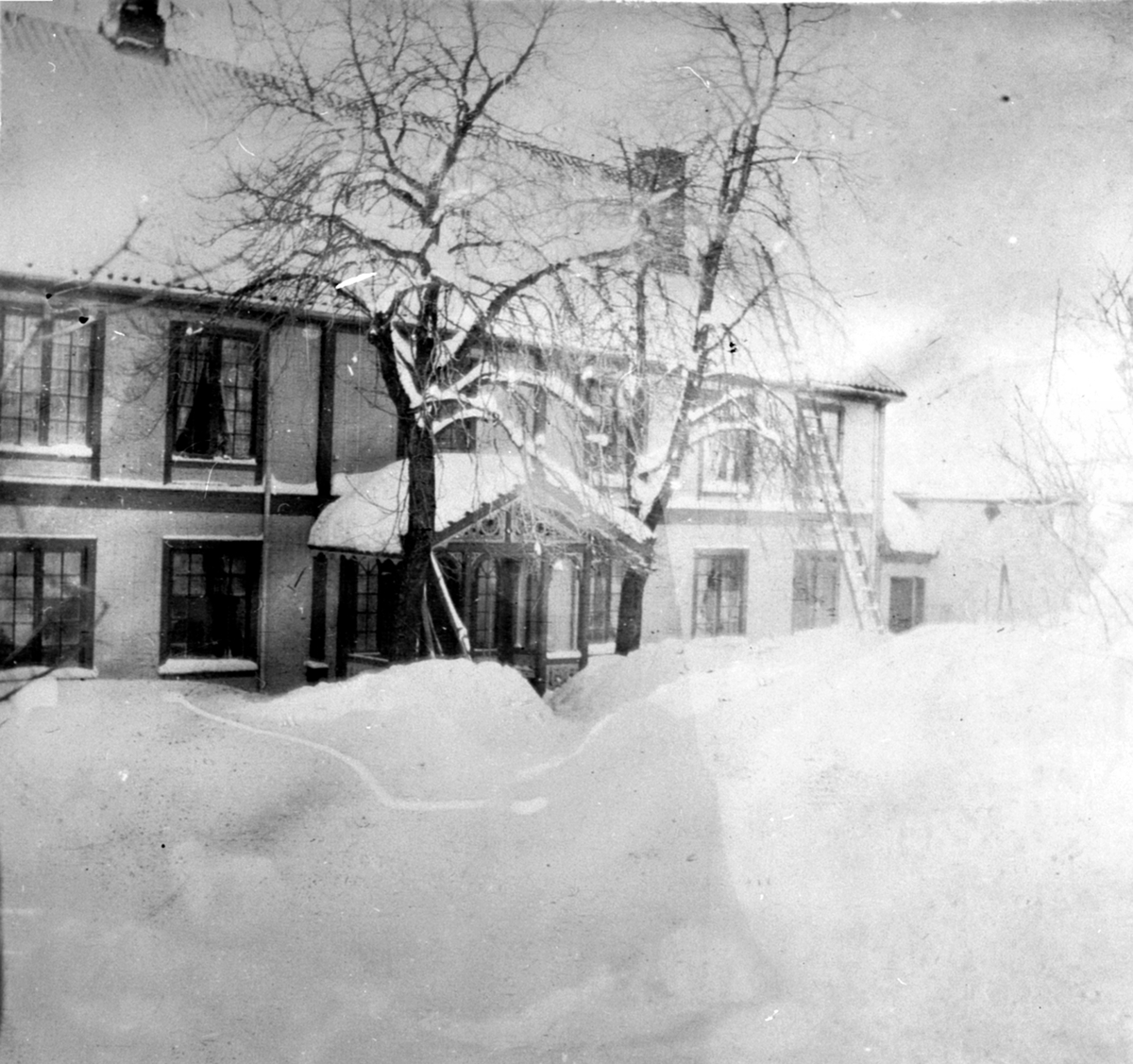 Anno Domkirkeodden, Hovedbygningen på Hovelsrud, Helgøya. Hovedinngangen med mye snø.