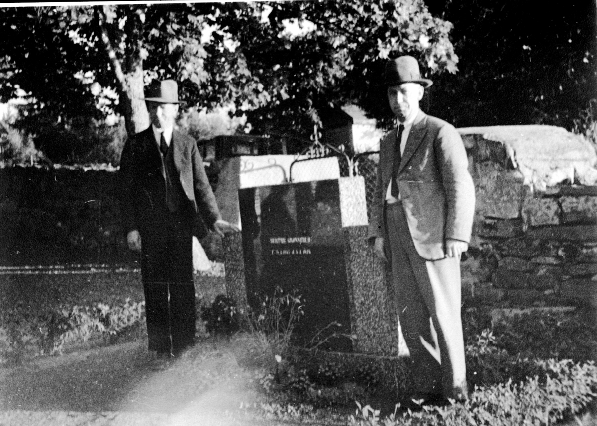 Anno Domkirkeodden, Ludvig Grønnerud (1890-1984) og Johan Grønnerud (1884-1957) ved moren Berte Olsdatter (1857-1934) sitt gravsted på Helgøya.