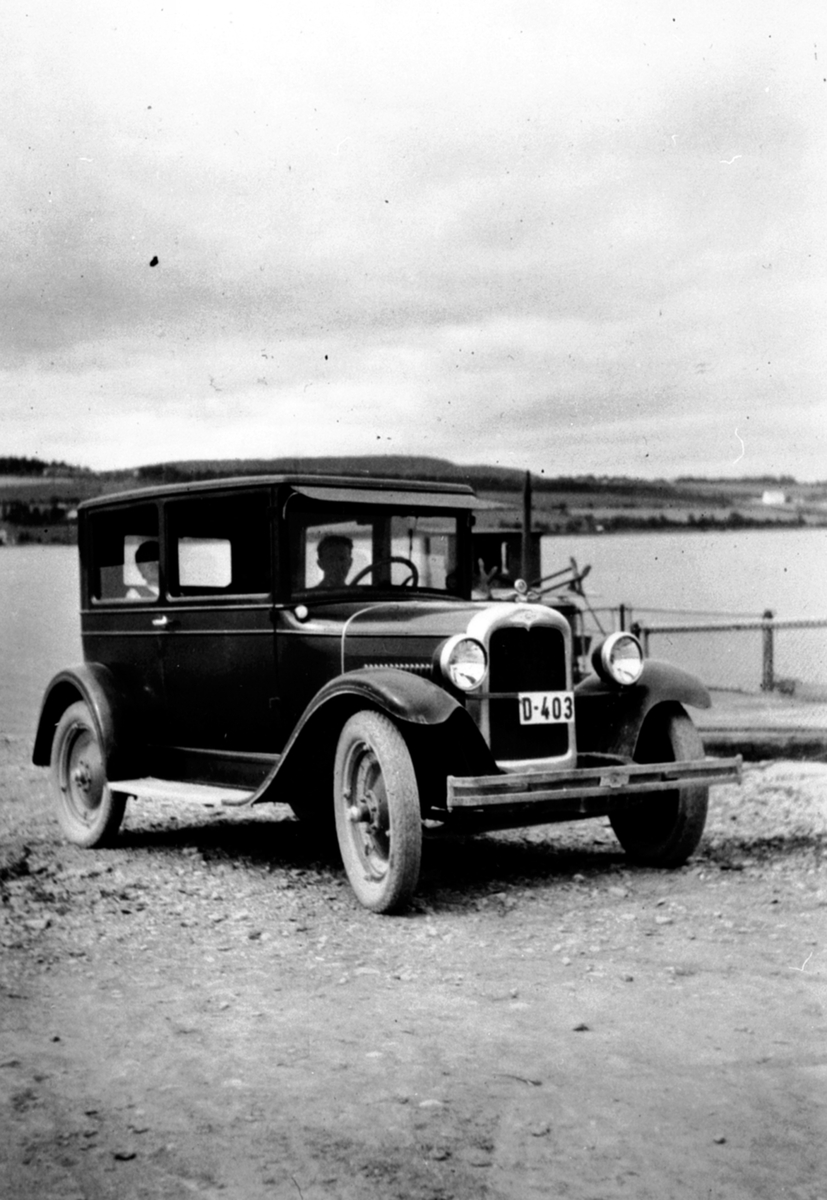 Anno Domkirkeodden, Bilen til landhandler Johan Grønnerud (1884-1957). En Chevrolet 1927 modell med regnummer D-403. Her på Sundsbrygga.