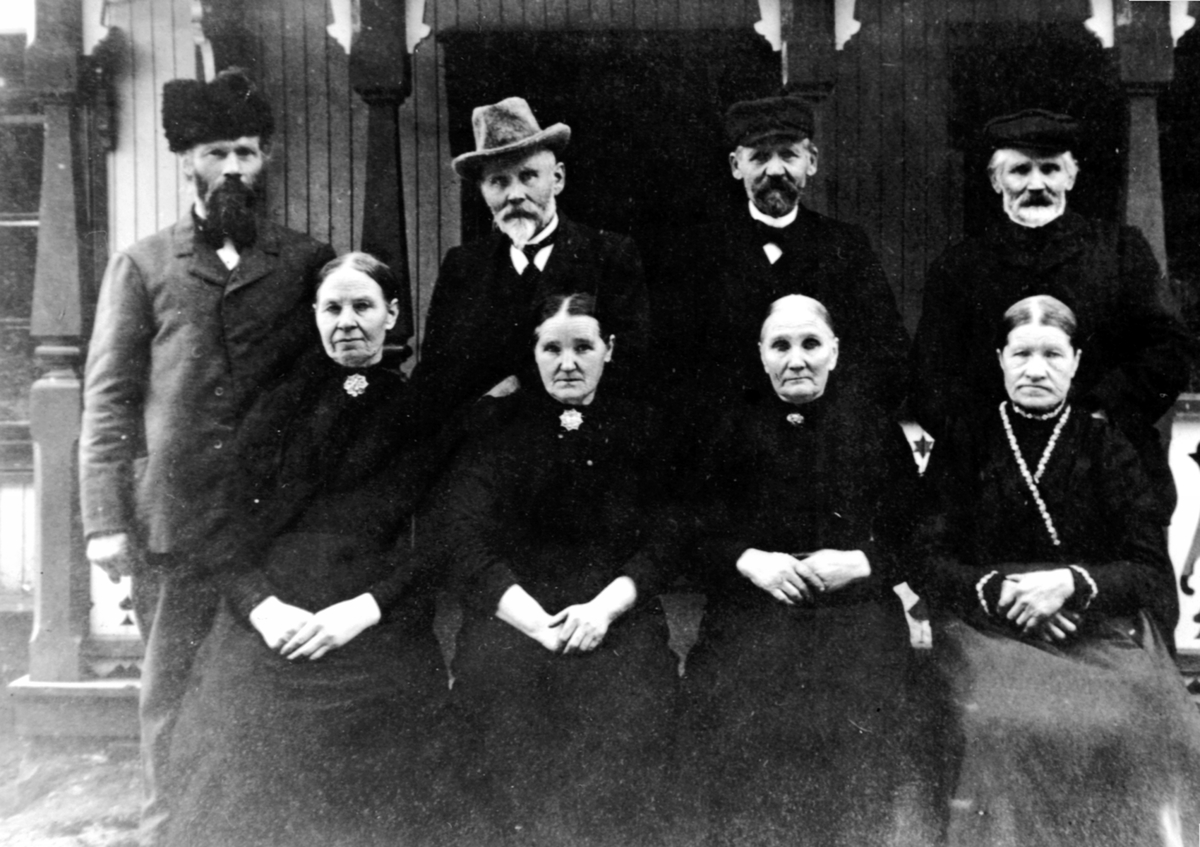 Anno Domkirkeodden, Bernt og Berthe Knuvlerud, brukseier Johannes og Syverine Olsen, Lars og Kjestine Stubberud, Andreas og Agnethe Nysveen, Kvisla bruk, Myrvold, Næroset, Ringsaker.