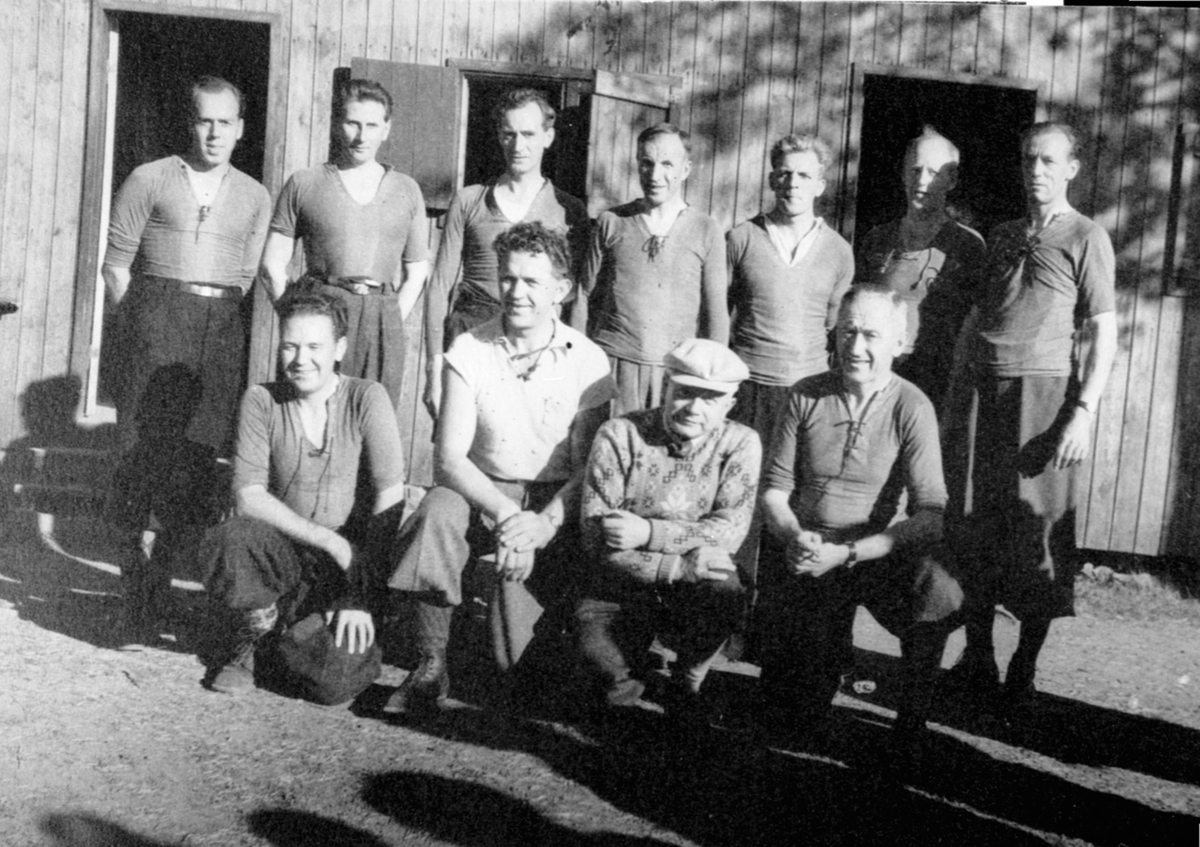 Anno Domkirkeodden, Kjøpmennenes fotballag, Moelv. Bak fra venstre er Henry Olsen, Sigurd Larsen, Peder Schonhowd, Trygve Østmo, baker Oskar Johnsen, Odd Skogstad, Andreas Skaugen. Foran er Einar Demmen, Leif Schonhovd, Gudmund Svarstad, gartner Johan Aardal.
