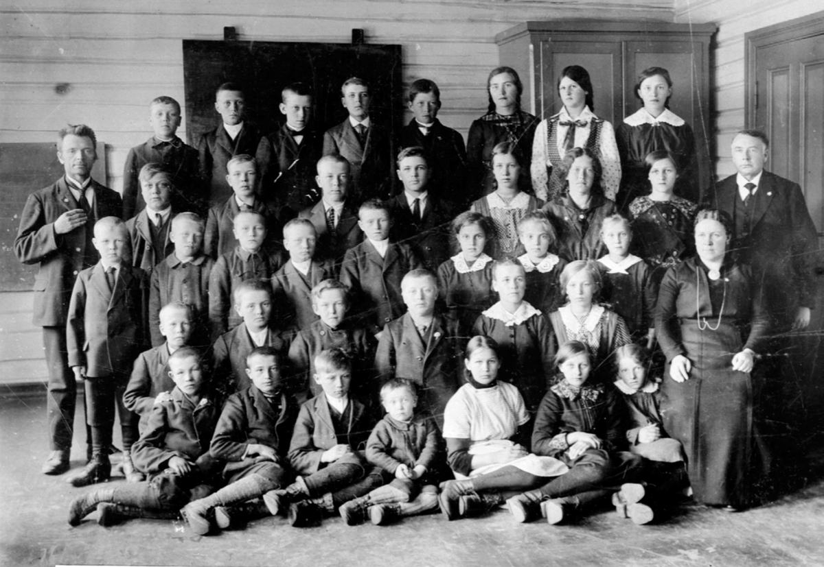 Anno Domkirkeodden, Elever og lærere ved Fagernes skole, Næroset, Ringsaker. Se reg. skjema for navn.