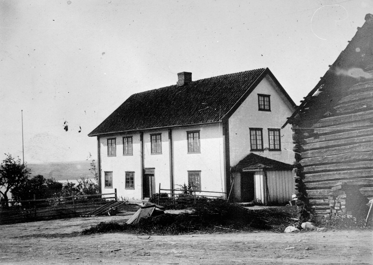 Anno Domkirkeodden, Hovedbygningen på Fjell, Helgøya.