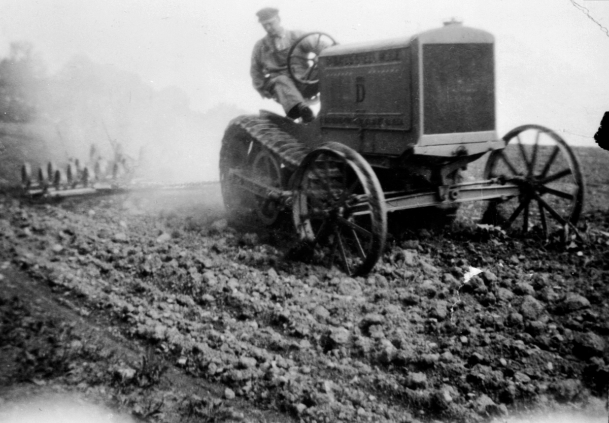 Anno Domkirkeodden, Våronn på Hovelsrud, Helgøya. Karl Olssøn kjører en Steel Mule jerntraktor med harv. Beltetraktor.