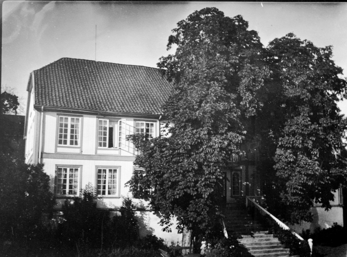 Anno Domkirkeodden, Hovedbygningen på Hovelsrud, Helgøya sett fra sørvest.