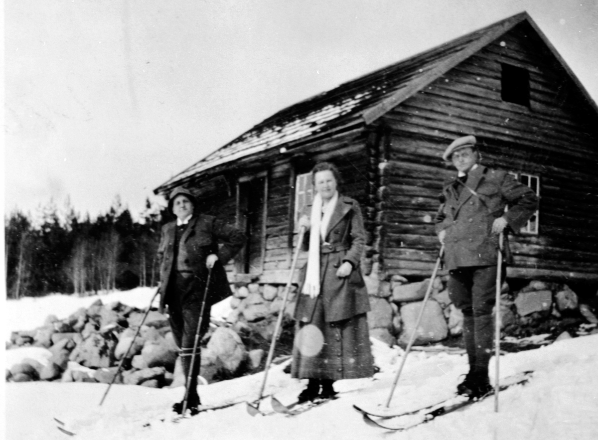 Anno Domkirkeodden, Nils Jacob Wilhelm Olssøn (1920-1976) til høyre med sin kone Ulla Marie og bror Eivind Arvid på ski ved Søbergstua, Maurud, Helgøya.