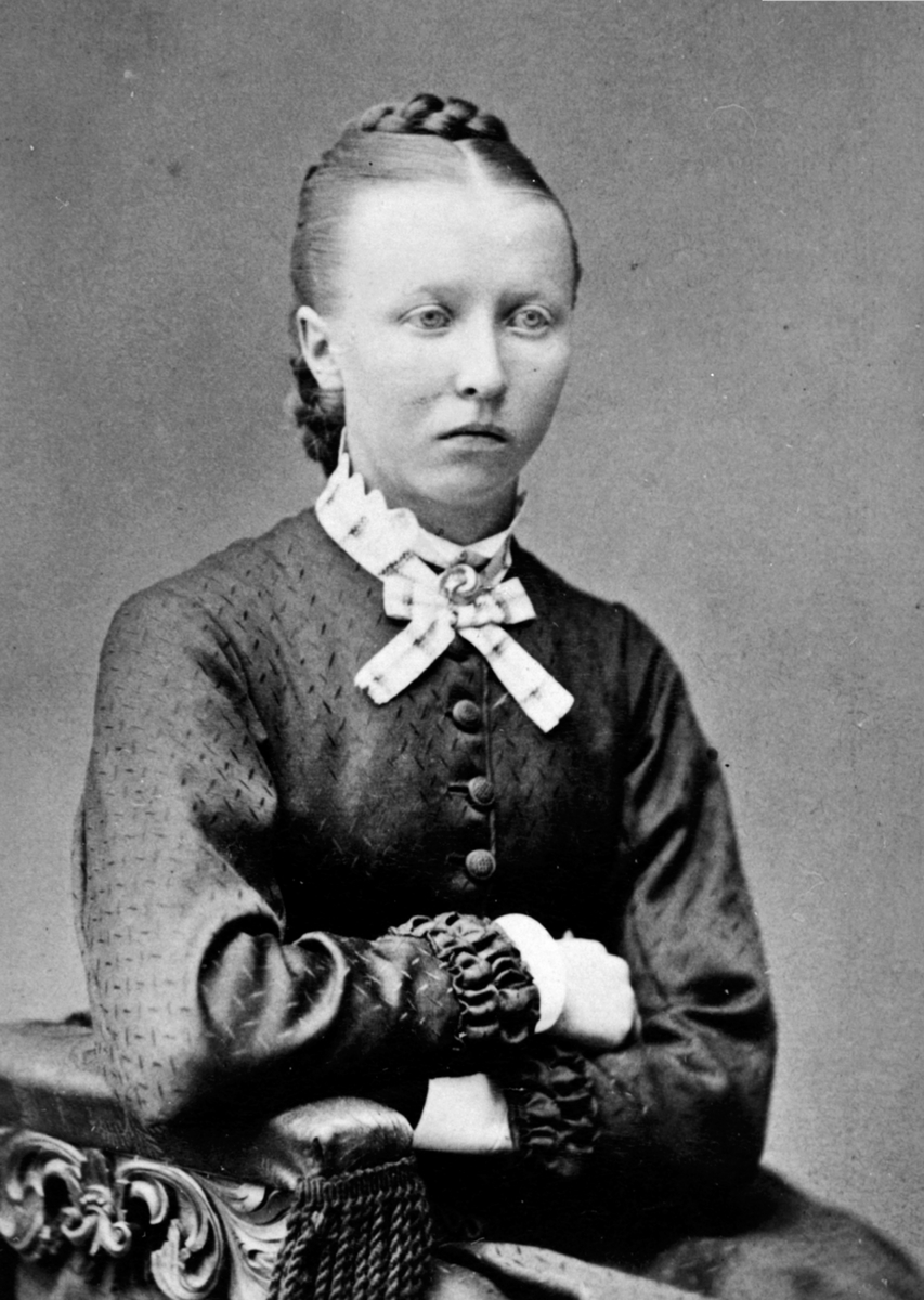 Anno Domkirkeodden, Portrett av Sina Olavsen f.1857, gift med lærer ved Fredheim skole, Ringsaker, Nils Olavsen.