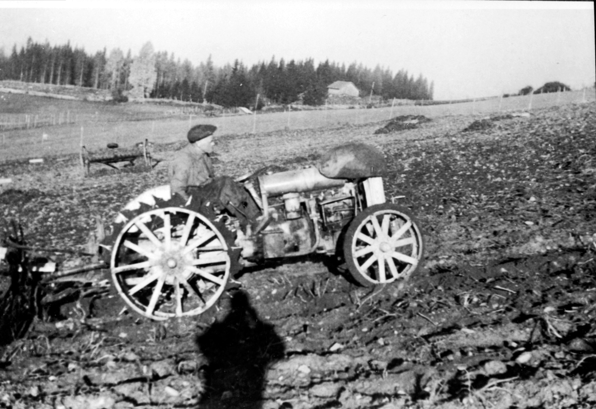 Anno Domkirkeodden, Potetonn på Hauger gård, Brøttum, Ringsaker. Selvkonstruert potetopptager på jerntraktor. Sjåfør og konstruktør er Jørgen Hauger.