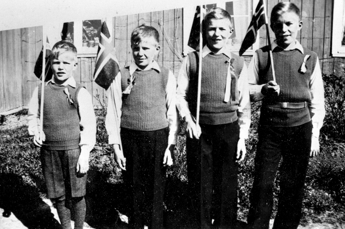Anno Domkirkeodden, 4 gutter med flagg. 17. mai. Fra venstre er Kolbjørn, Jon, Steinar og Erik Skjeseth, Berg østre, Ringsaker.