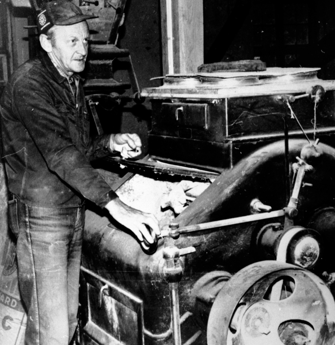 Anno Domkirkeodden, Valsestolmaling av matmjøl på Kvisla bruk/mølle, Næroset, Ringsaker. Arne Kjellvold styrer maskin.