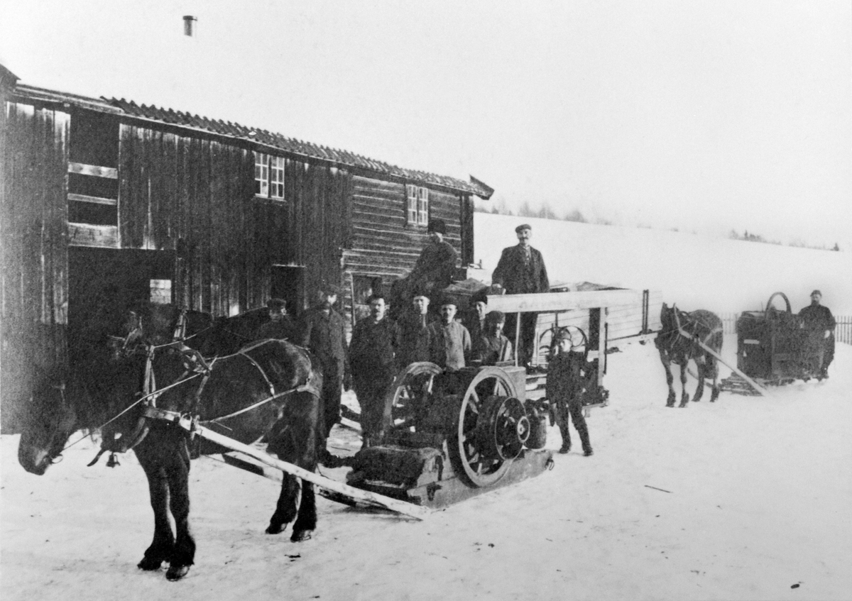 Anno Domkirkeodden, Omgangstreskeverk trukket av hest. Treskelag på Bårdseth nedre, Ringsaker. Nummer to fra venstre er Ole Brovold, Hans Lilleberg på treskeverket, Ole P. Sagen står ved motor, til høyre er Per Bjørklund.