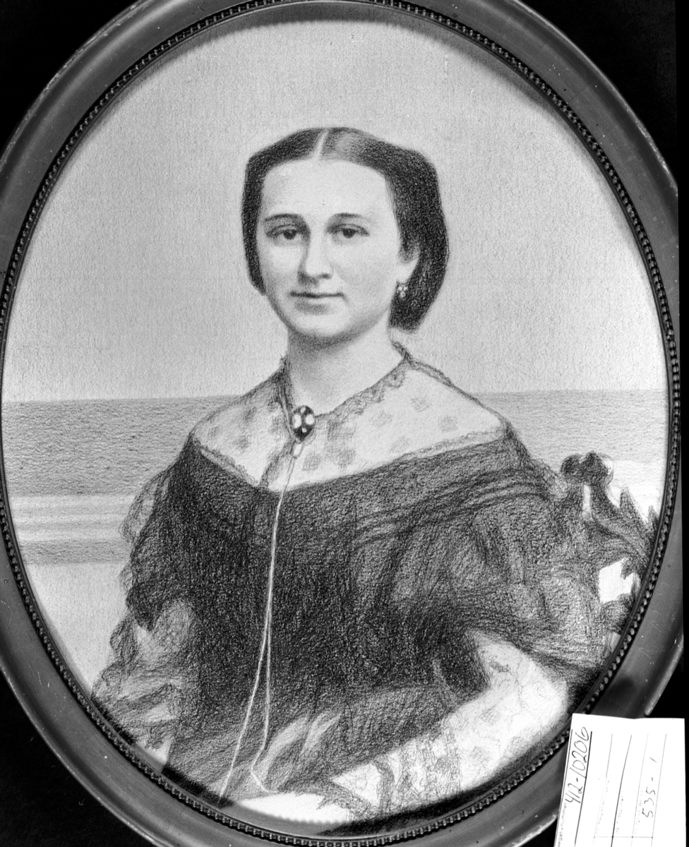 Anno Domkirkeodden, Tegnet portrett av Albertine Josefine Møller Hoel (1842-1926). Hovinsholm, Helgøya.