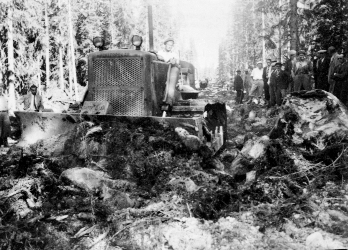 Anno Domkirkeodden, Rydding av skogsbilveg fra Mesna til Baggkoja, kjører er Sigurd Thomassen, Ringsaker Almenning.