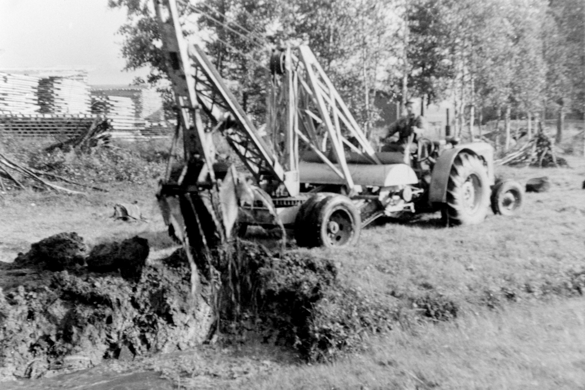 Anno Domkirkeodden, Traktor med gravemaskin, lastemaskin. Demonstrasjon for bruksberettige i Ringsaker Almenning. Graving i torvmyr, grøfting.