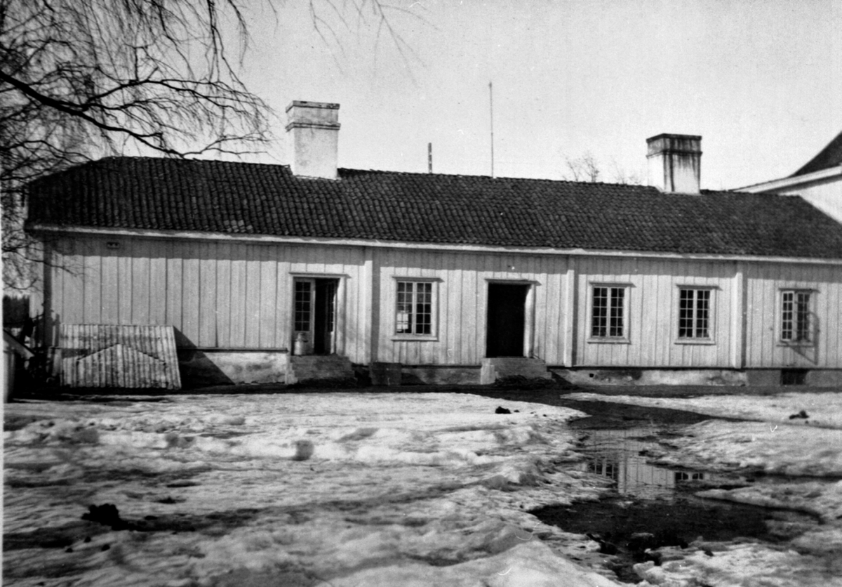 Anno Domkirkeodden, Nordfløyen på hovedbygningen på Hovinsholm, Helgøya. Hovedbygningen før brannen. Under denne er det middelalderkjeller.