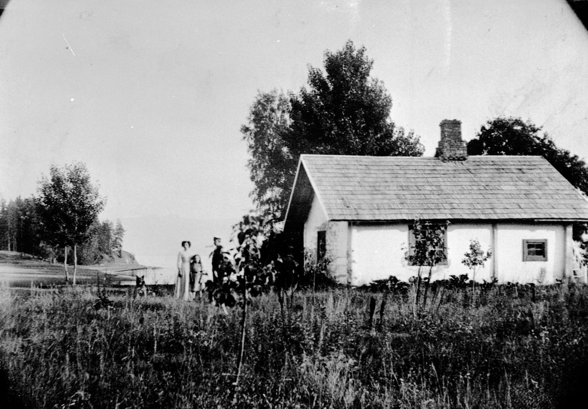 Anno Domkirkeodden, Ingeniør Fredrik Samuel Ingier f.1872 med kone Anna Benjamine Hoel f.1872 og datter Agnes f.1902 ved huset i Holmstøen, Hovinsholm, Helgøya.