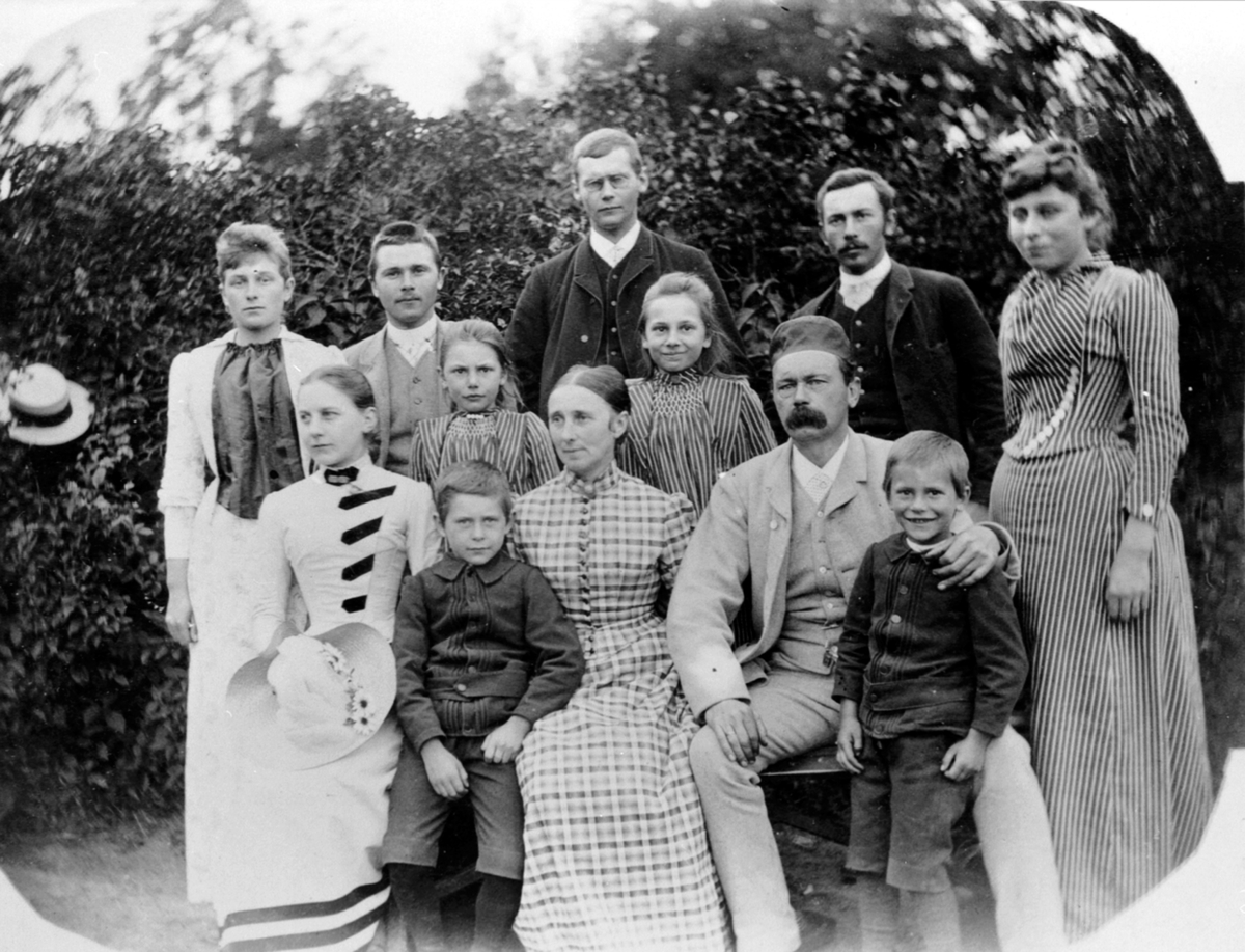 Anno Domkirkeodden, Familie på Hovinsholm, Helgøya. Sittende til venstre er Marie Mathilde Kobberstad f. 1865 (gift med Tolle), Gustav f.1884, Albertine Josefine Møller (1842-1926), Jacob Tollesen Hoel (1840-1905), Jacob Albert (1882-1919) på farens kne. Jentene i midten er til venstre Sigrid Pauline f.1880, Ragnhild …