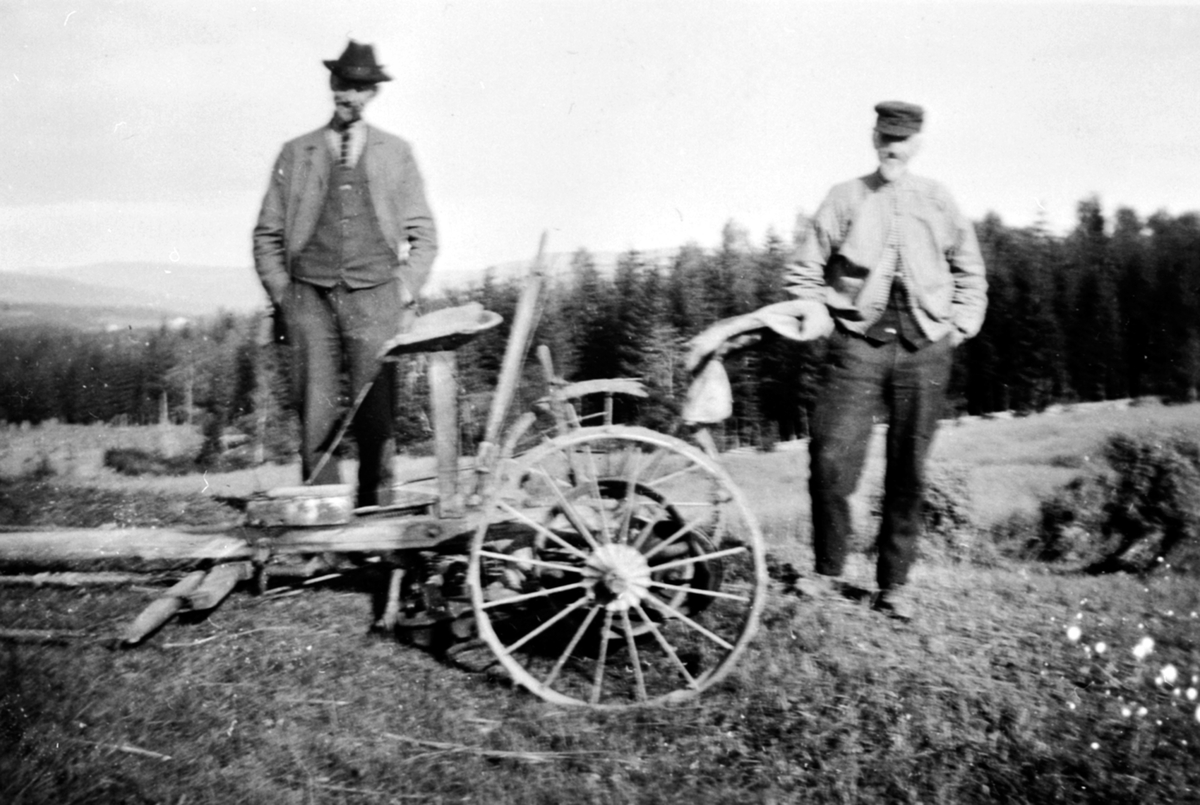 Anno Domkirkeodden, Hans Prestrud, Johannes Skaug med slåmaskin, Prestrud, Ringsaker.