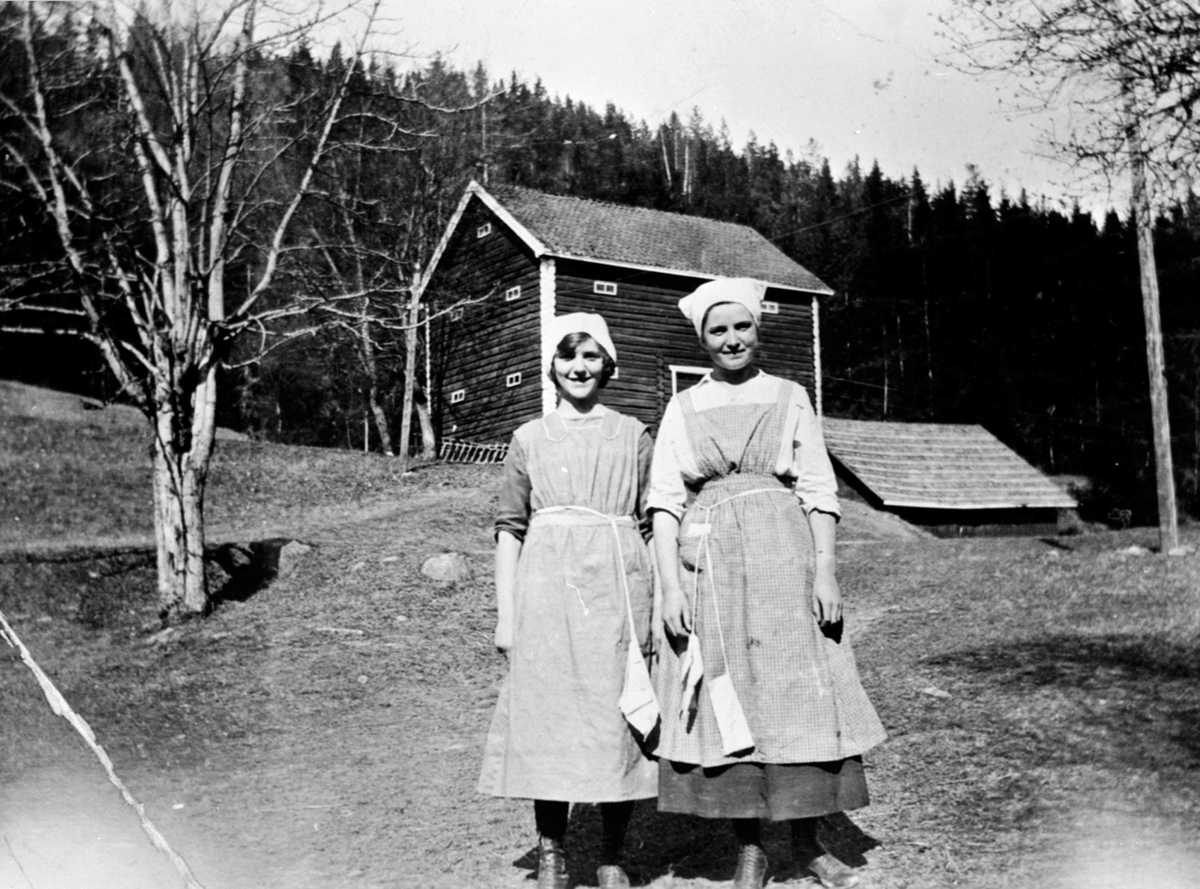 Anno Domkirkeodden, Alvhild Raknerud (f 1905) og Ingrid Esther Røste (f 1906) foran stabburet på Kjelsrud, Helgøya.