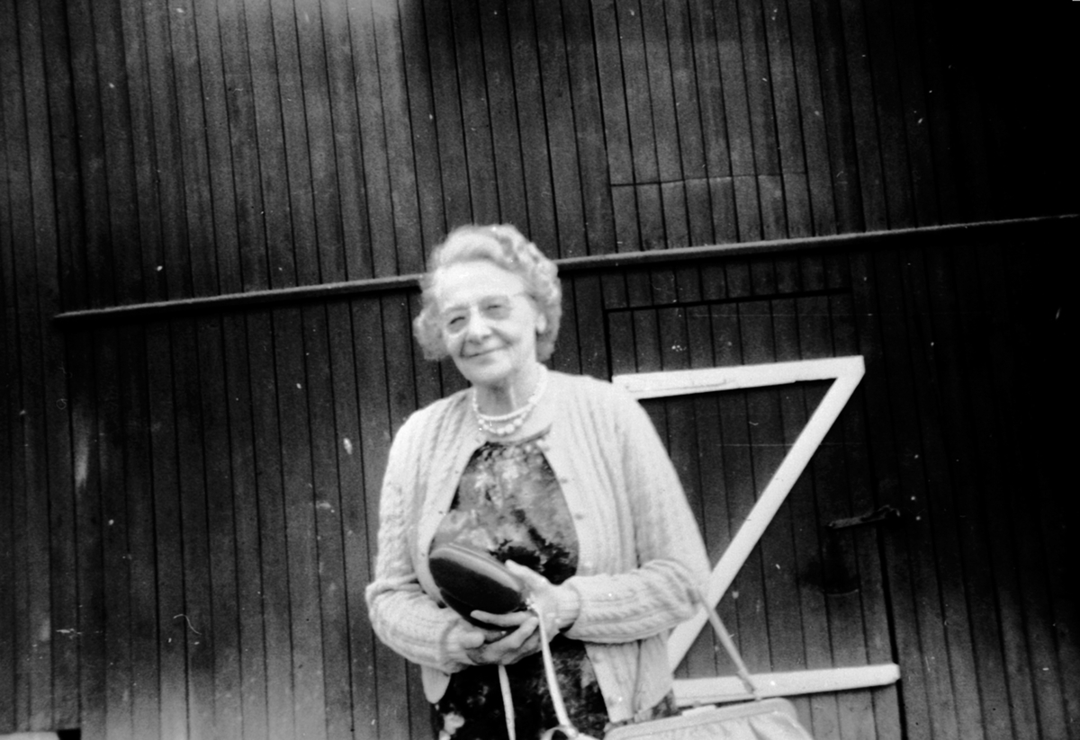Anno Domkirkeodden, Lene Benson lærerinne i Amerika. Raknerud søndre, Helgøya. Hennes far utvandret fra Raknerud til Amerika.