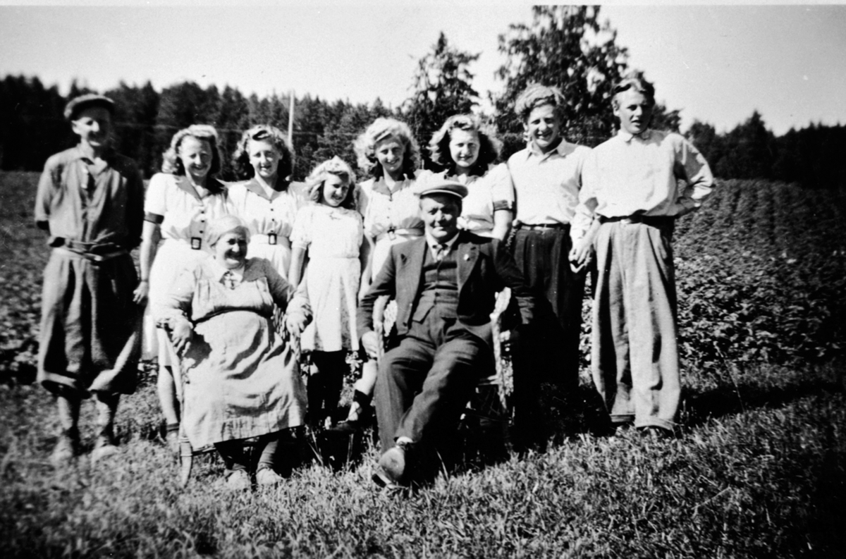 Anno Domkirkeodden, Familie Langseth på Raknerud søndre, Helgøya. Foran er foreldrene Betsy (1893-1974) og Martin (1893-1978). Bak er fra venstre Birger (1929-1948), Ragna f.1918, Inga f.1924, Reidun f.1934, Randi f. 1925, Magnhild f.1929, Eivind f.1921, Otto f.1919.