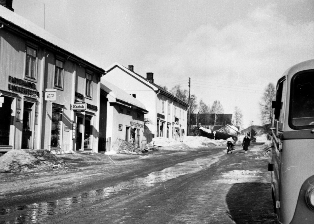 Anno Domkirkeodden, Vår i Storgata, Moelv. Schonhowds Farvehandel, Moelv Bok og Papirhandel.